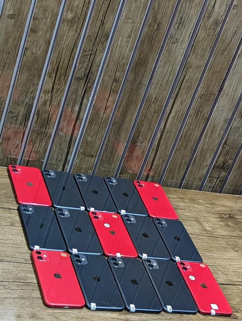iPhone 11 64GB - Black & Red